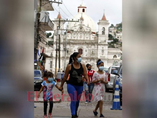 FOTOS: Niños y adultos mayores vuelven a las calles, tras aflojar medidas de circulación