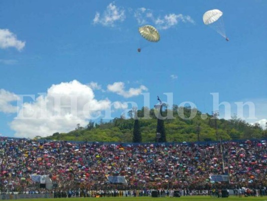 Paracaidistas y estrategias militares presentes en desfiles patrios 2016