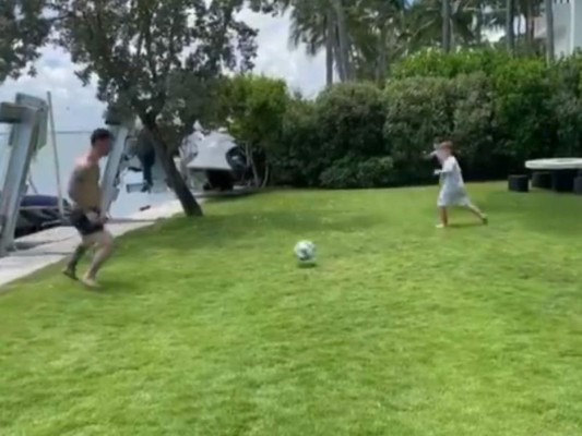 Video de Messi jugando fútbol con sus hijos causa furor en redes sociales