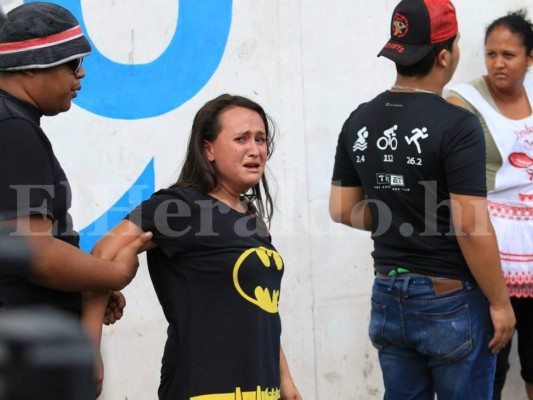 ¡Lamentable! Barras de Motagua y Olimpia se van a los golpes en las afueras del estadio Nacional