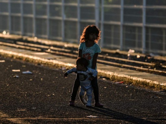 Las duras imágenes que deja la caravana de migrantes y que conmueven a Honduras