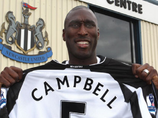 El inglés Sol Campbell se retira del fútbol