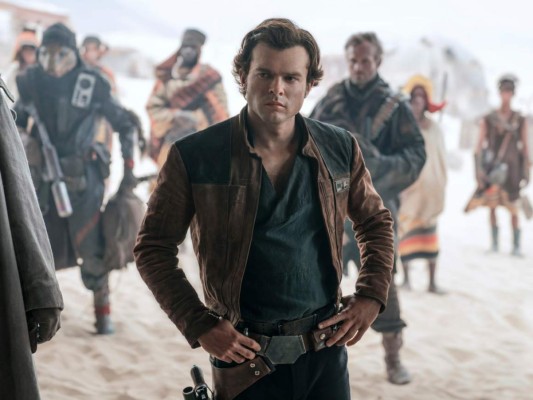 En esta imagen difundida por Lucasfilm, se muestra a Alden Ehrenreich como Han Solo y Joonas Suotamo como Chewbacca en una escena de 'Solo: A Star Wars Story'. Foto AP