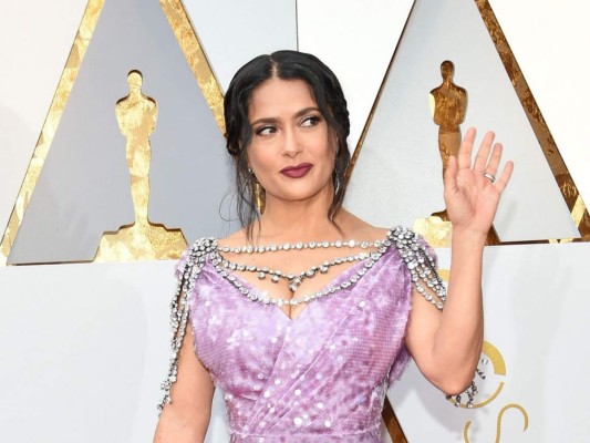 Singular vestido de Salma Hayek en los Oscar 2018 es el blanco de críticas