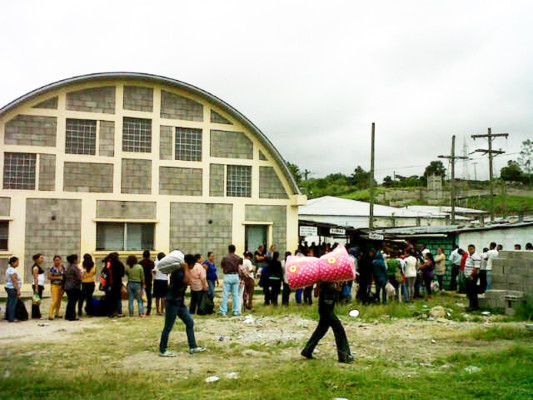 Largas filas para ingresar a visita en la Penitenciaría Nacional