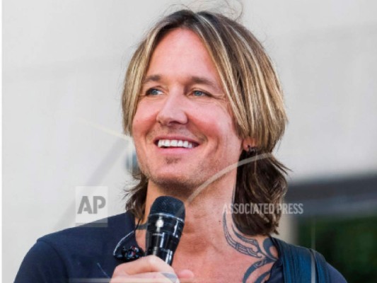 Mujer ayuda a un desconocido, descubre que es Keith Urban
