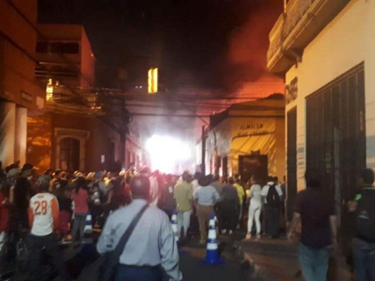 Las calles cerradas por voraz incendio en el centro de la capital