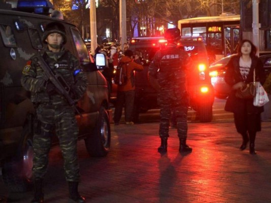 Camioneta atropella muchedumbre en China, dejando 9 muertos