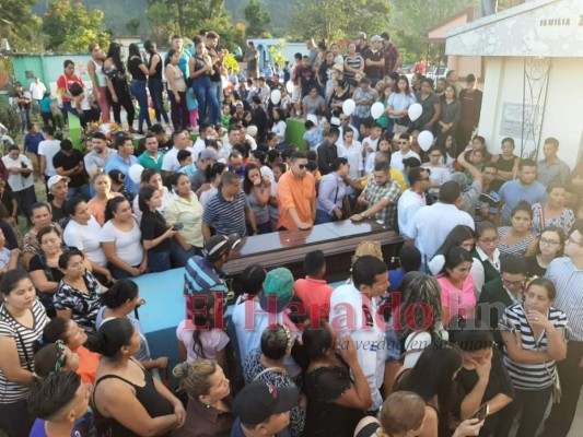 FOTOS: Doloroso sepelio de familia que murió en tragedia en la CA-5