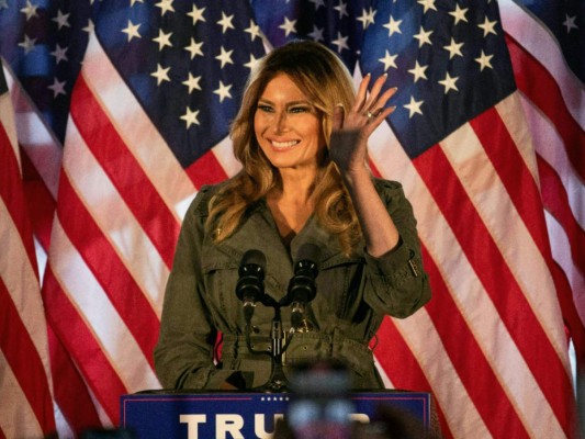 'Donald es un luchador. Ama a este país' : Melania pide el voto para Trump