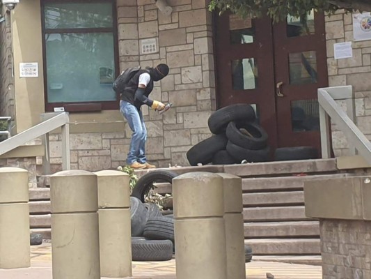 FOTOS: Así quedó la Embajada de Estados Unidos en Honduras tras ser quemada