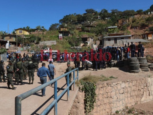 En el lugar se hizo presente un fuerte contingente de policías antimotines para brindar seguridad a personal del Instituto de la Propiedad (IP) y Ministerio Público (MP). Los vecinos pensaron en un inicio que se trataba de un desalojo. Fotos: Alex Pérez/EL HERALDO