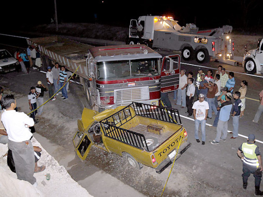 Un muerto y un herido en choque de rastra y pick-up