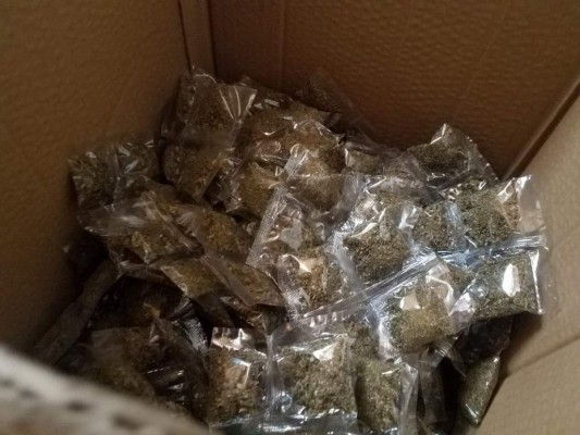 FOTOS: Armas, máquinas y drogas: el narcolaboratorio clandestino hallado en la capital