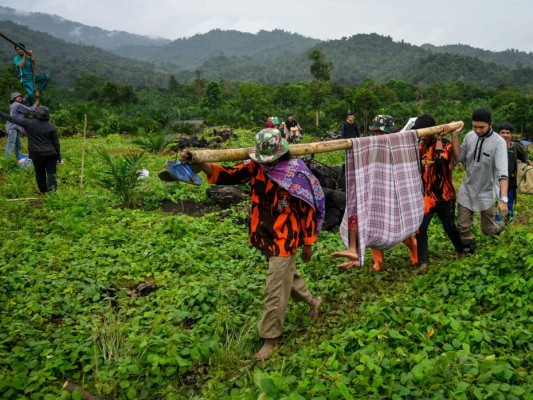 Imágenes de muertes, caos y destrucción por inundaciones en Indonesia