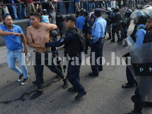 Heridos y detenidos deja enfrentamiento de barras en el clásico Olimpia vs Motagua en el Nacional de Tegucigalpa