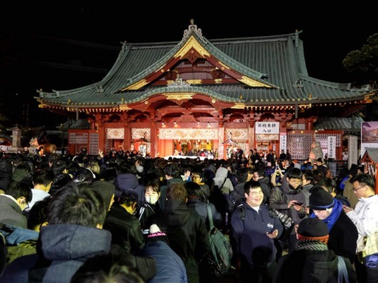 Con caminatas en la playa y oraciones en los templos, así reciben 2020 en otros países