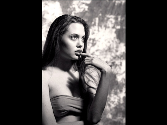 Fotos sensuales de Angelina Jolie a los 16