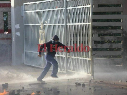 FOTOS: Violento enfrentamiento entre policías y supuestos universitarios