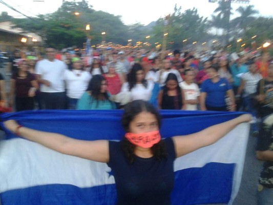 Embajador Nealon recibe a 'indignados” tras marcha