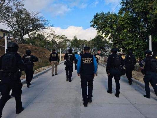 Los agentes policiales brindaron fuerte custodia al hondureño extraditado esta mañana.