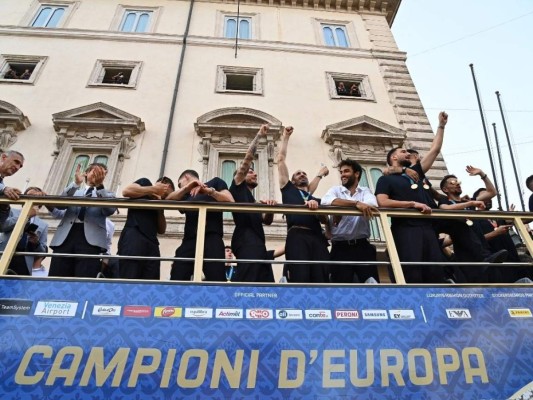 Celebración por campeonato de Italia en la Euro desata la locura en las calles de Roma