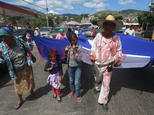 FOTOS: Llega a Tegucigalpa caravana que caminó desde Cortés en apoyo a migrantes