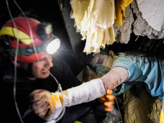 Duras imágenes: Albania busca desesperadamente sobrevivientes del sismo