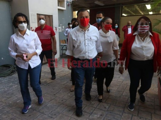 Con mucha alegría y entusiasmo Darío Banegas ejerció el sufragio en la UNAH (Fotos)