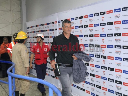 Diego Vazquez y su elegante atuendo en la final Motagua vs Saprissa