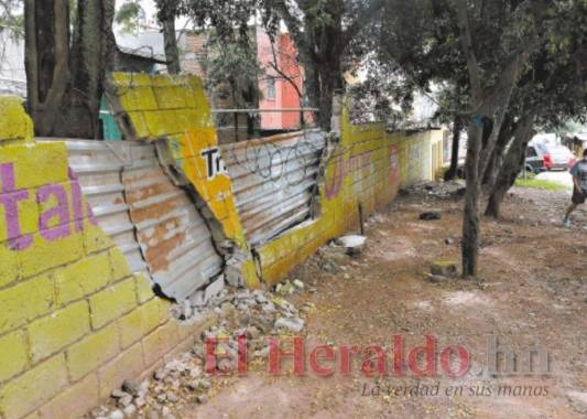 La Escuela Experimental de Niños para la Música, ubicada en la colonia Hato de Enmedio, lleva varios meses con daños. Foto: El Heraldo