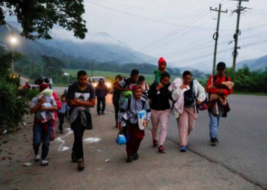 En el marco del ACA, algunos migrantes que solicitan asilo o protección humanitaria similar en la frontera de los Estados Unidos pueden ser transferidos a Honduras para solicitar protección en este país, donde serán atendidos.