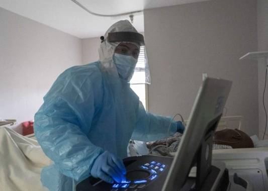 La cepa descubierta en Reino Unido llevó a este país europeo a un nuevo récord diario de casos de coronavirus este martes y a Sudáfrica a imponer una serie de nuevas medidas, en medio de los temores en todo el mundo. Foto: AFP