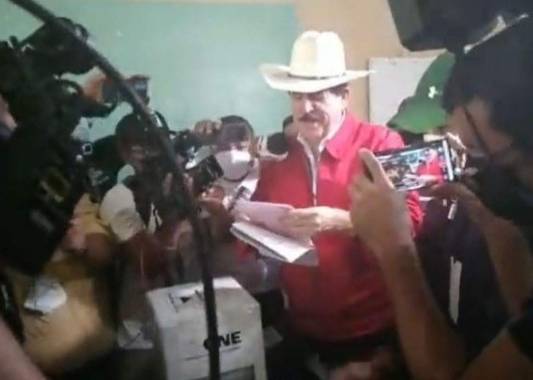 Manuel Zelaya Rosales llegó solo a las urnas para ejercer el sufragio.