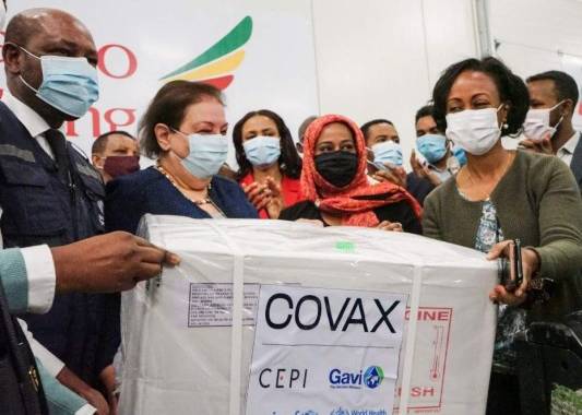 El mecanismo Covax fue creado por la Organización Mundial de la Salud (OMS) en colaboración con la Alianza para las Vacunas (Gavi) y la Coalición para la Innovación en la Preparación ante las Epidemias (Cepi), para garantizar un acceso equitativo a las vacunas, y evitar que los países ricos acaparen las dosis aún insuficientes para satisfacer la demanda mundial. Foto: AFP