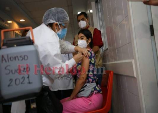 Honduras inició a vacunas a un grupo de no más de 2,500 trabajadores de la salud. Foto: Jonhy Magallanes/EL HERALDO.