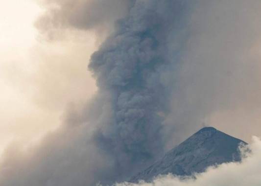 Fotografía de la erupción del volcán de Fuego, este jueves 23 de septiembre, visto desde San Miguel Dueñas, Guatemala. FOTO: AP
