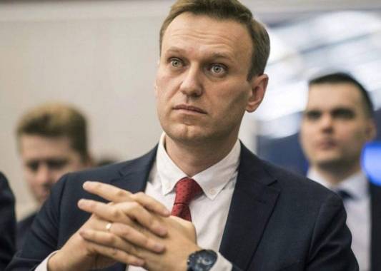 Navalni ya ha sido víctima de varios ataques físicos. En 2017, fue rociado con un producto antiséptico en los ojos a la salida de su oficina en Moscú.