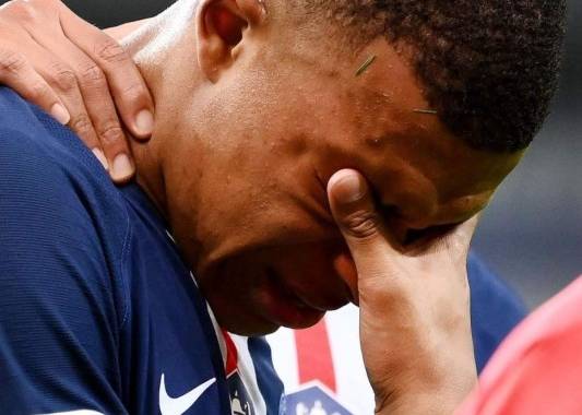 En esta foto de archivo tomada el 24 de julio de 2020, el delantero francés de Paris Saint-Germain, Kylian Mbappe, hace una mueca después de una lesión durante la final de la Copa de Francia de fútbol entre Paris Saint-Germain (PSG) y Saint-Etienne (ASSE). Foto: AFP