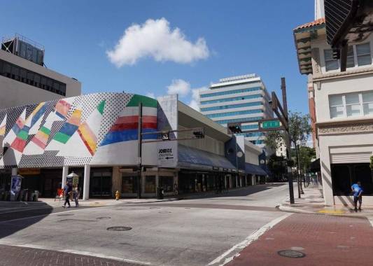 La ciudad de Miami ordenó la semana pasada el cierre de restaurantes, bares, gimnasios y otros negocios no esenciales. Foto: AFP