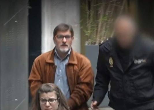 Momento en el que César Román Viruete es trasladado hasta los juzgados en Madrid. Foto captura de video Telecinco
