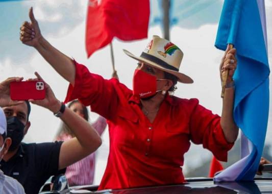 La ex primera dama de Honduras, Xiomara Castro de Zelaya, es la candidata a la presidencia por Libre.