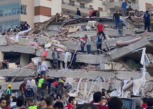 El alcalde de Esmirna, Tunç Soyer, afirmó al canal de noticias CNN-Türk que había recibido información sobre casi 20 edificios derrumbados. AFP.