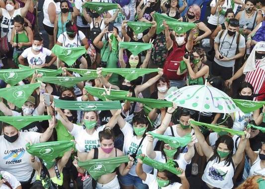 El movimiento feminista en Argentina es uno de los más veteranos de América Latina y pionero en leyes como el voto femenino, la igualdad de derechos y la protección de los niños, y fue clave en la decisión del Senado sobre la ley del aborto. Foto: AP.