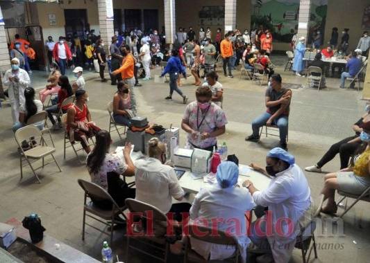 Los centros de vacunación han estado abarrotados de jóvenes. Foto: El Heraldo