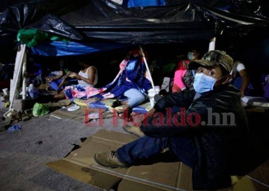 Catalino pasa las noches sobre un cartón, se muestra fatigado.Foto: Emilio Flores/ EL HERALDO