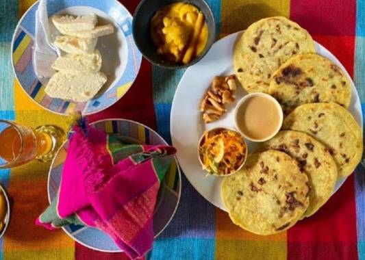 Las pupusas de choros son una especialidad de La Esperanza, Intibucá, y están elaboradas con hongos choros, específicamente los llamados sol, ya que existen más de 46 variedades en esa región. Las pupusas se acompañan con un vino de fresa, preparado en esa ciudad, café de altura, crema, cuajada y limón.