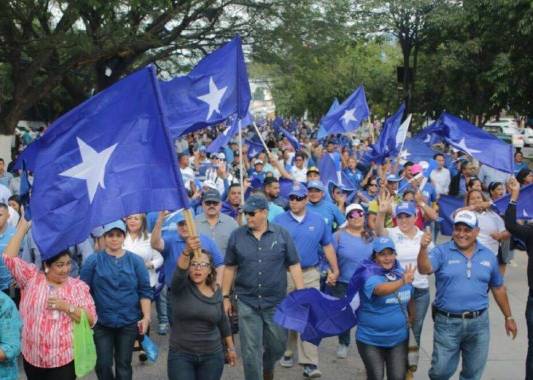 Los nacionalistas salieron este martes a las calles para mostrar su apoyo al candidato Juan Orlando Hernández.