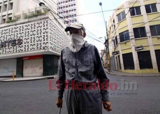 La tercera edad tiene prioridad para ser vacunada debido a lo vulnerable que es ante el covid-19. Foto: Johny Magallanes / EL HERALDO.
