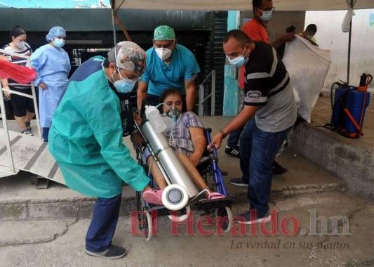 Una paciente logra salir del triaje para ser ingresada a un hospital. Foto: El Heraldo